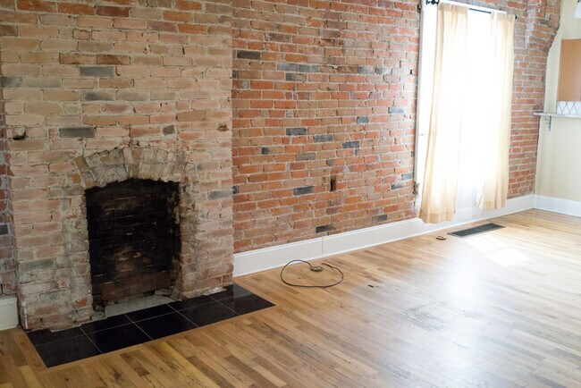 Building Photo - Evolve Real Estate: Charming Remodeled Bungalow in the Heart of Denver, Available August 14! Deta...