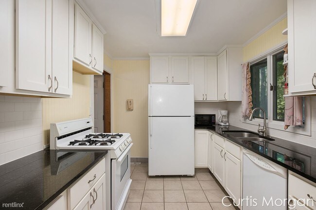 Building Photo - 23149 Lakeview Ln