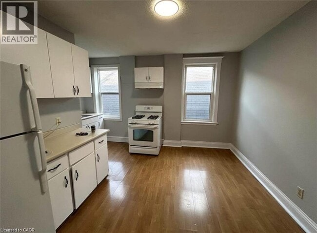 Building Photo - 144 Locke St S