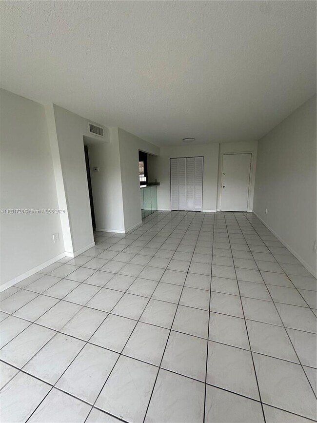 Foto del edificio - 8897 Fontainebleau Blvd