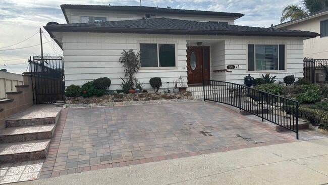 Building Photo - 985 W 9th St