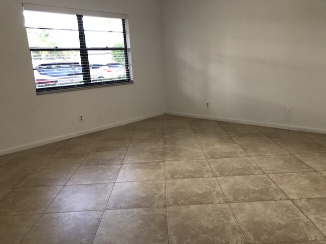 Foto del edificio - 1305 Periwinkle Pl