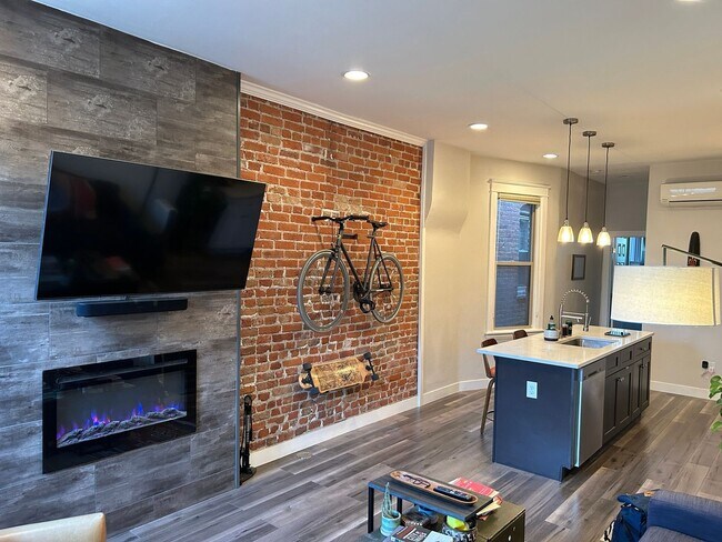 Building Photo - Charming 1BR Townhome in Denver