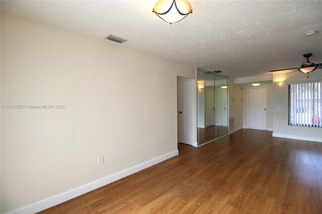 Foto del edificio - 10290 NW 24th Ct