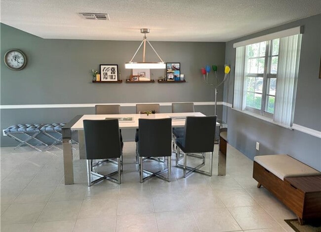 Comedor - 802 Cypress Blvd