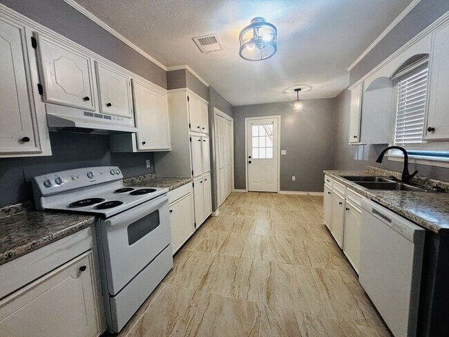 Building Photo - 1120 Oak Glen Pl