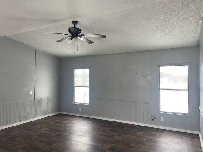 Building Photo - Country living with spacious front and backyard - 3 beds/ 2bath available now