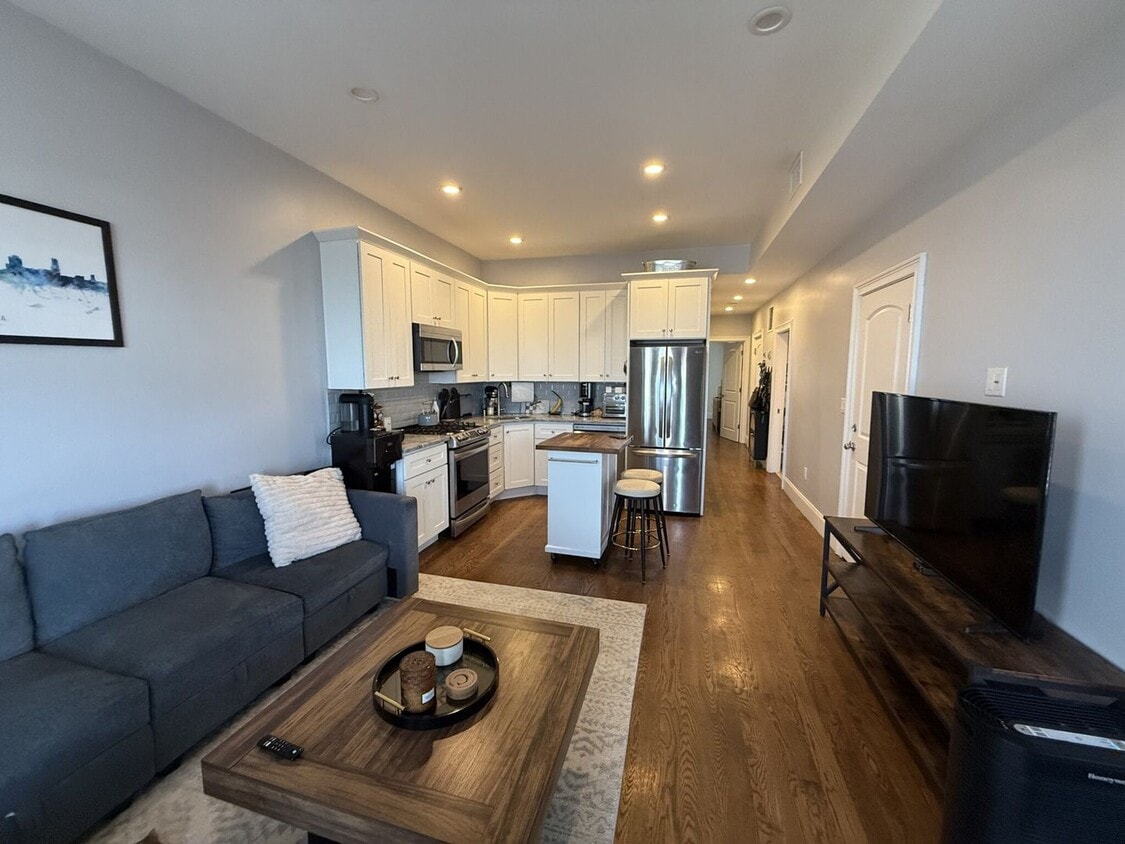 Foto principal - Stunning 2 Bed / 2 Bath on Eagle Hill