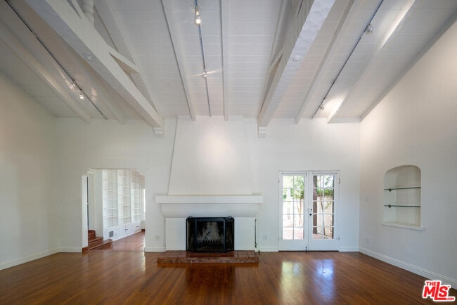 Foto del edificio - 329 N McCadden Pl
