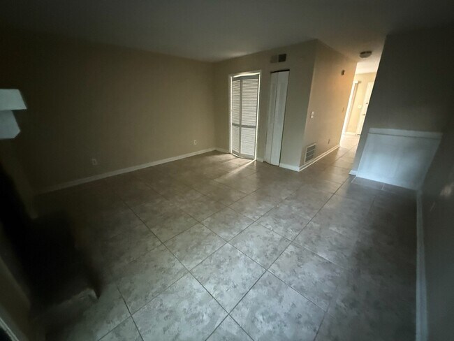 Foto del edificio - 6369 Holcomb Way