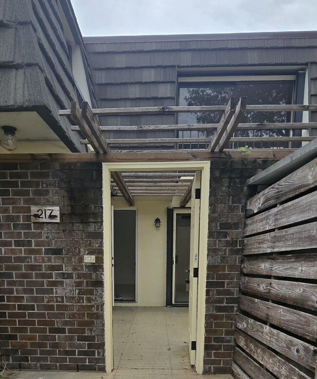 Building Photo - 217 2nd Terrace