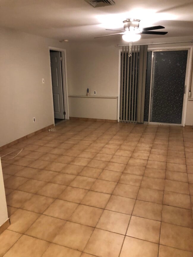Living room - 266 E 54th St