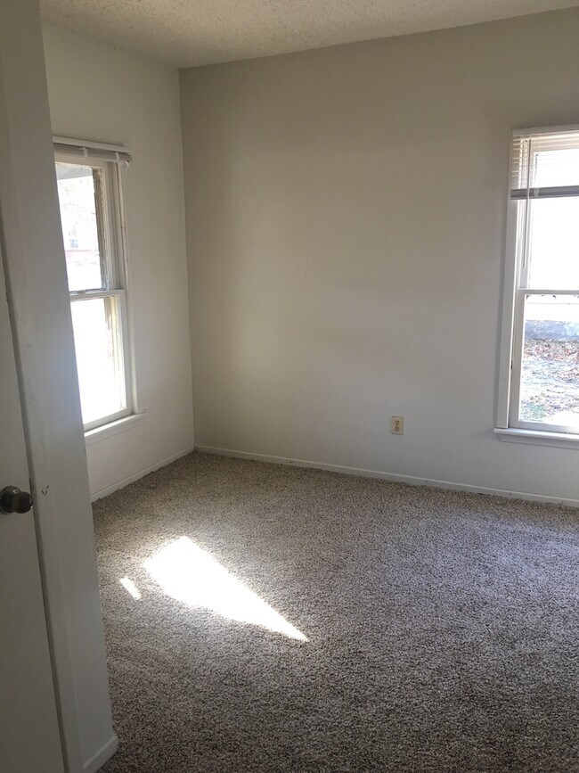 Building Photo - 2 bedroom 1 bath with new paint and flooring
