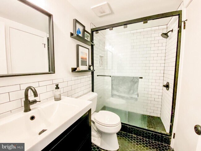 Foto del edificio - 2431 S Walter Reed Dr