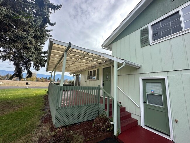 Building Photo - Coburg Beauty!! Renovated 3-bedroom, 2- bathroom