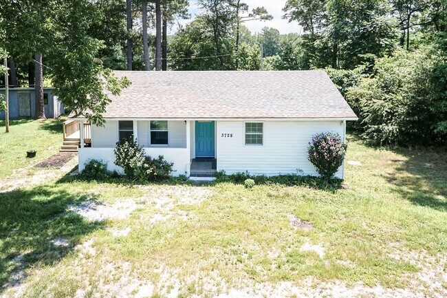 Building Photo - Three Bedroom Home!