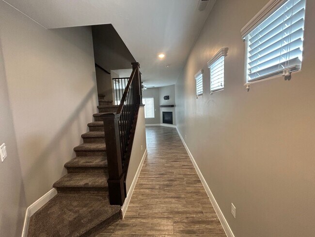 Foto del edificio - Shadow Ridge Townhome #33!  End Unit!!