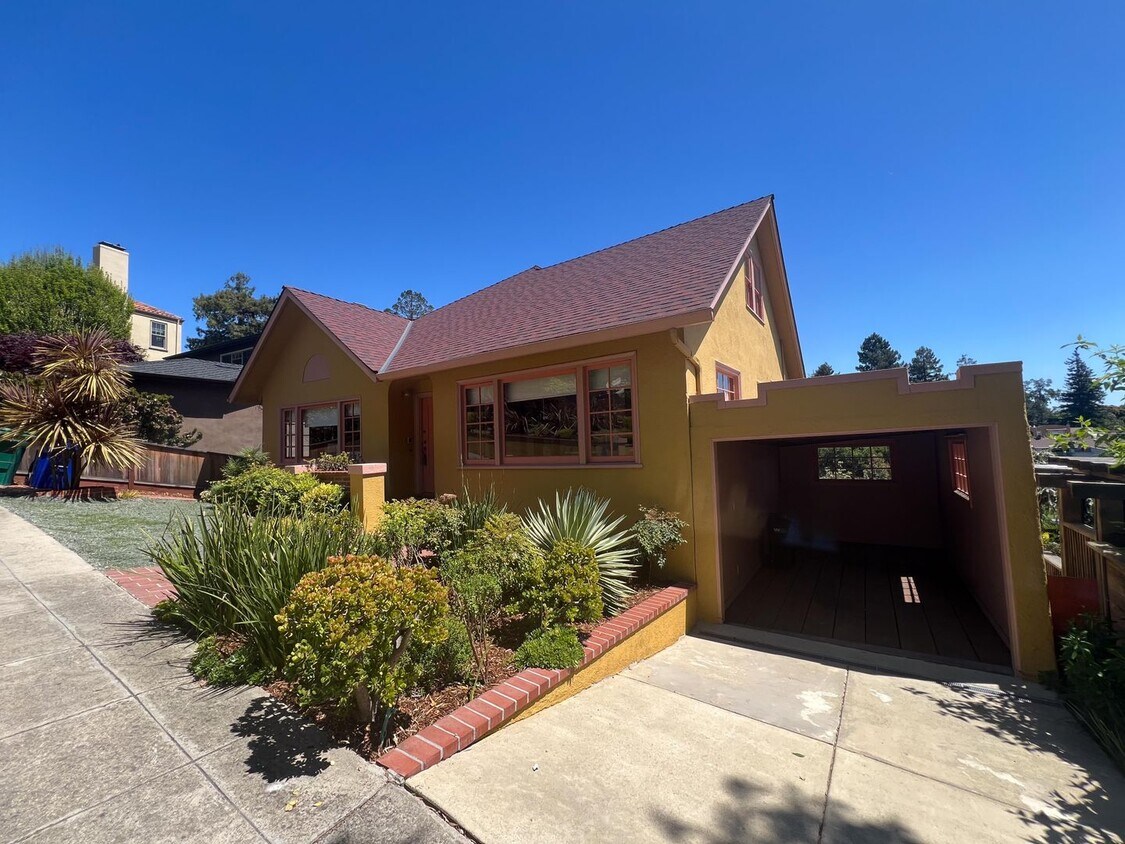 Primary Photo - Upper Rockridge Charmig Home With Huge Bon...