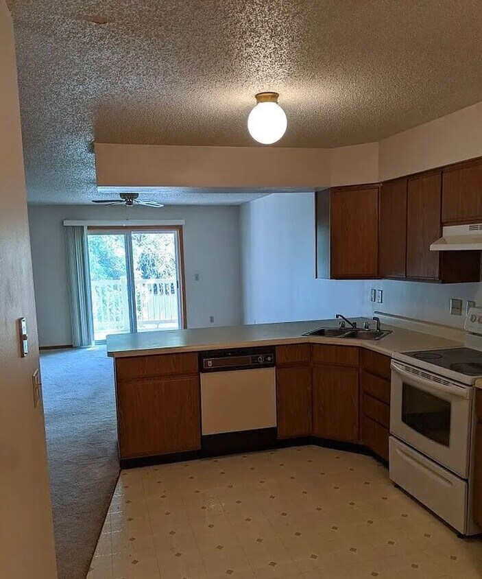 229 Woodside Drive , 2BR/2Bath. Melrose On The Lake is a safe condo building & walking distance to - 229 Woodside Dr