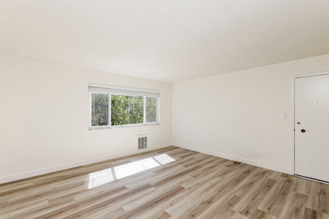 Foto del edificio - 184 Callan Avenue