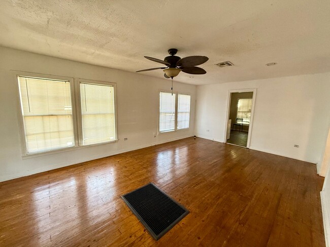 Building Photo - Spacious home in the heart of Waco