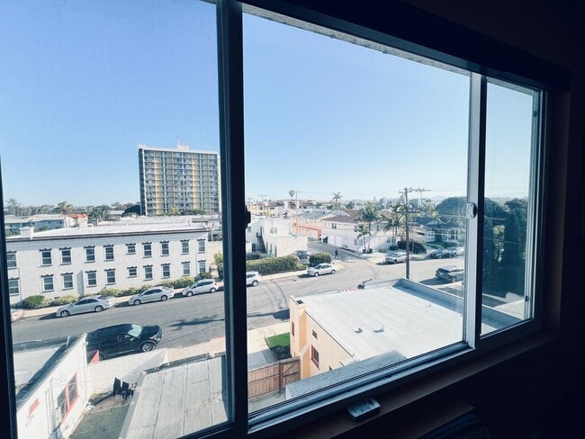 Building Photo - Recently Price Reduced Move in Ready-Large...