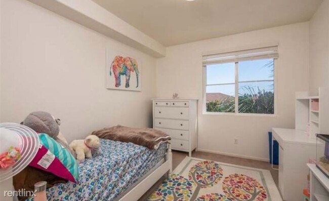 Building Photo - 2 br, 2.5 bath Townhome - 1670 E Palomar St