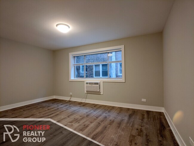 Building Photo - 542 W Surf St