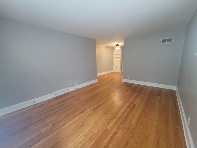 Building Photo - 5533 Chippewa St