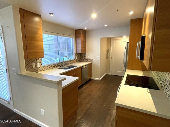 Foto del edificio - 1633 E Lakeside Dr
