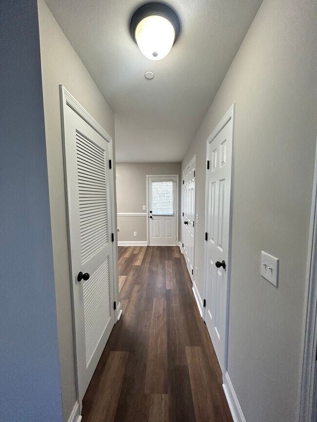 Building Photo - 2 br, 2.5 bath House - 1100 Maple Tree Lan...