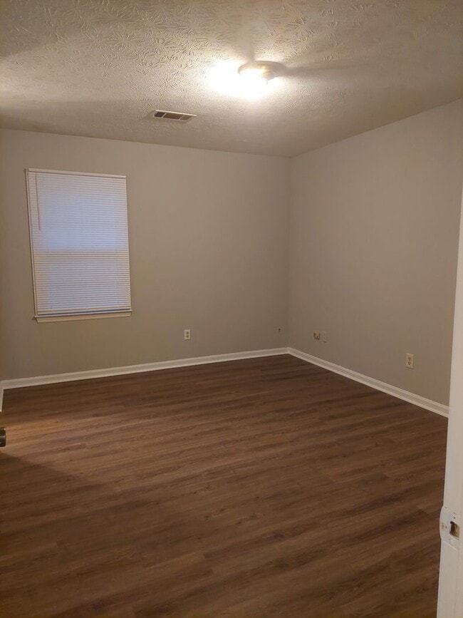 Building Photo - 3062 Viking Dr