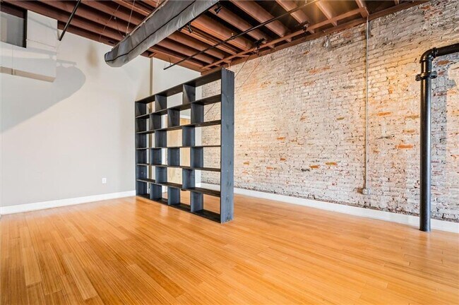 Foto del edificio - DOWNTOWN LIVING AT ITS FINEST!