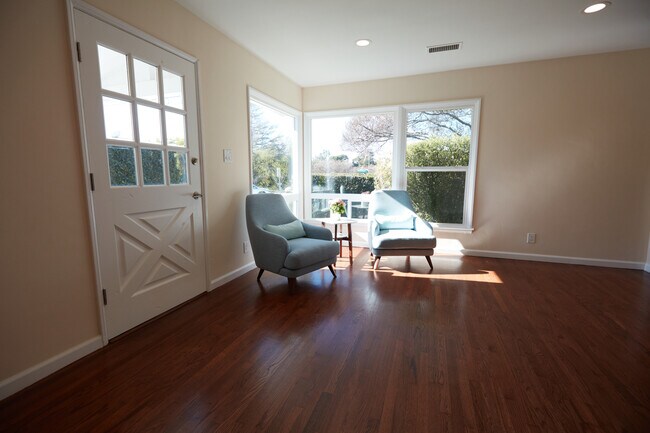 Building Photo - 482 N Hollywood Way