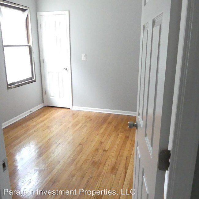 Building Photo - 1042 W 105th St