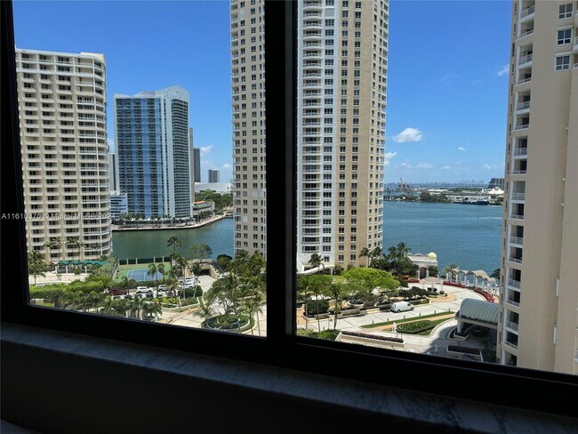 Building Photo - 540 Brickell Key Dr