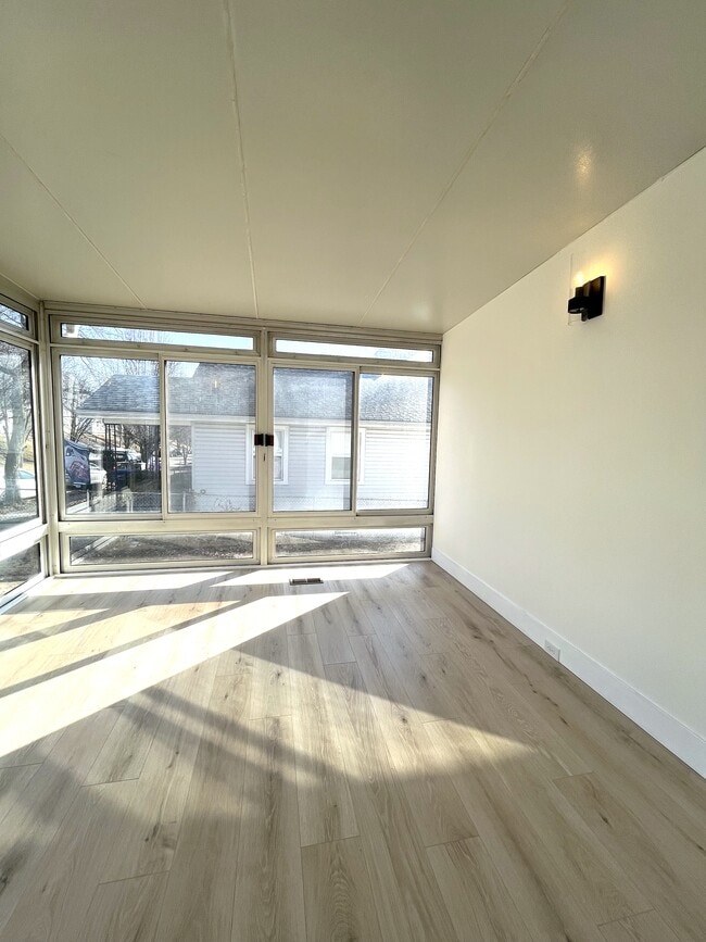 Porche cerrado - 5902 Nashville Ave