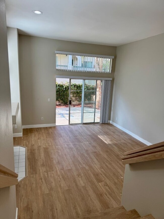 Foto del edificio - Remodeled spacious 3 bedroom townhome