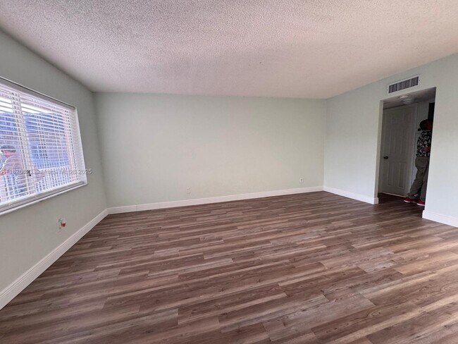 Foto del edificio - 7910 Taft St