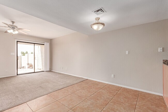 Foto del edificio - Awesome 2-Level Condo in Prime Scottsdale ...