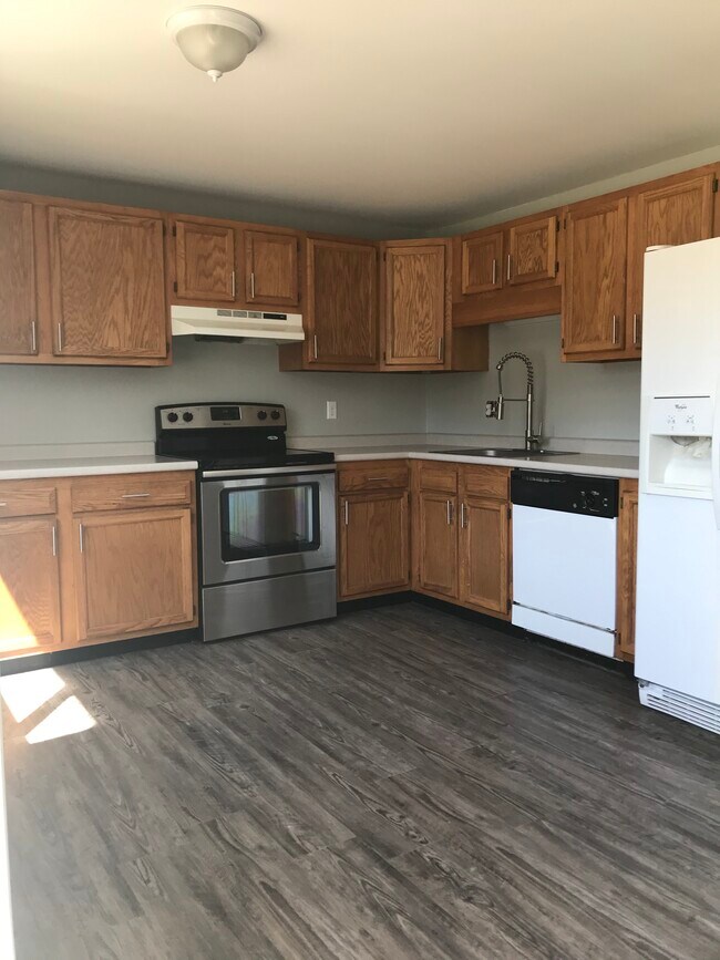 Cocina con pisos, pintura, grifo y herrajes renovados. - 252 Union St