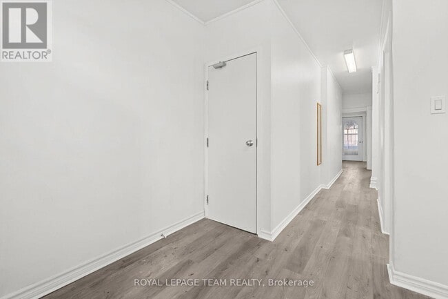 Building Photo - 824 Somerset St W