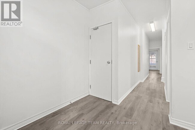 Photo du bâtiment - 824 Somerset St W