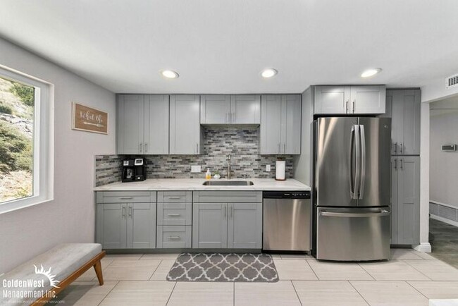 Building Photo - Stylish 3Bdm 2Ba Home in Mission Valley wi...