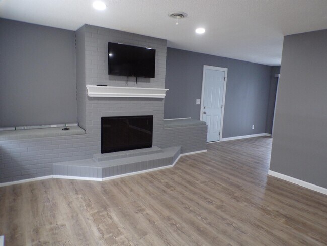Building Photo - 665 Langs Dr