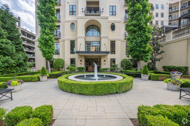 Building Photo - 92 West Paces