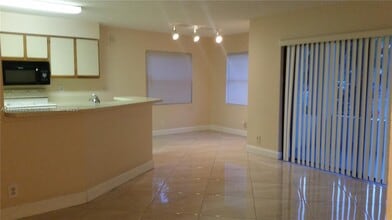Building Photo - 9999 Summerbreeze Dr