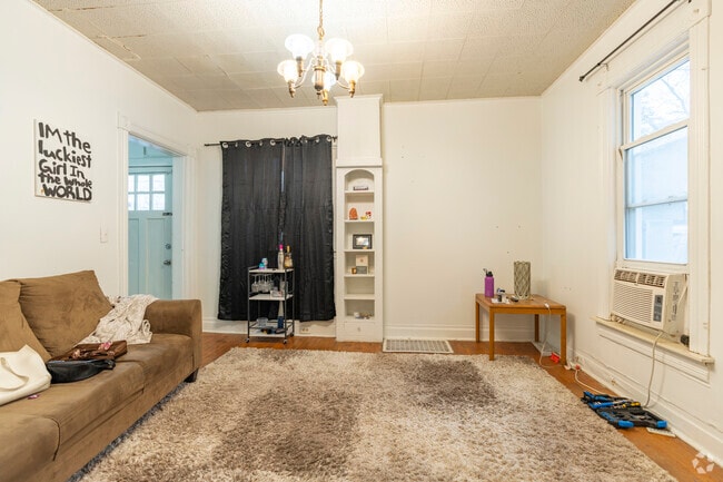 1BR, 1BA - 650SF - #2 - Dining/Living Room - 812 Mary St