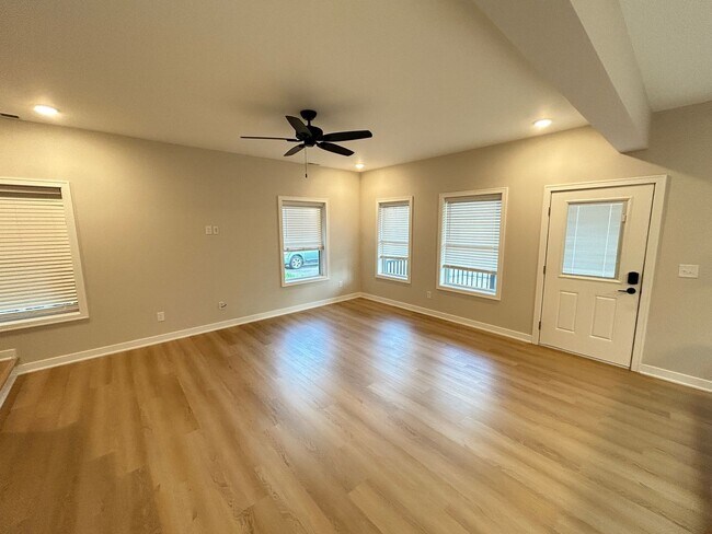 Foto del edificio - BRAND NEW BUILD- 6 BEDROOMS + 5.5 BATHS + ...