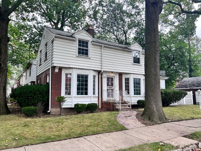 Building Photo - Cozy Westside Home COMING SOON